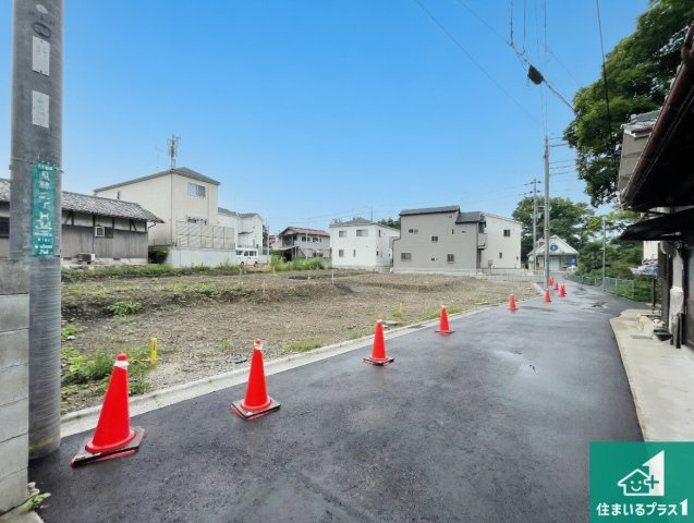 川西市見野　第5期　新築一戸建ての前面道路含む現地写真|周辺は落ち着いた街並みの住宅地！子育てがしやすい住環境です！まだ未完成ですが、現地でしかわからない事もございます。是非一度ご覧ください。