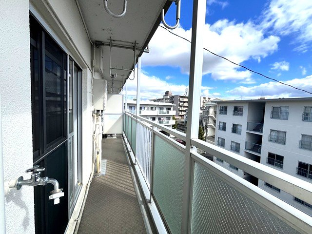 仁川リバーサイドハイツ B棟のバルコニー|DK・和室から行き来できる続きバルコニー
