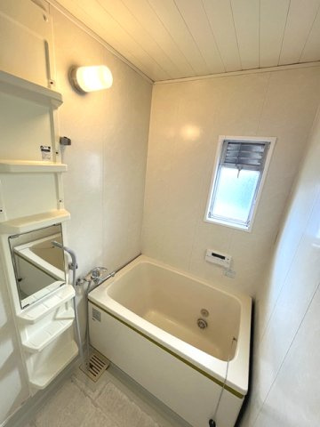 仁川リバーサイドハイツ B棟の浴室|窓のある浴室は、換気ができ明るいです
