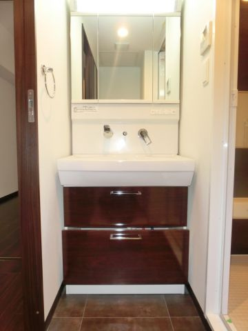 エスレジデンス淀屋橋の独立洗面台|独立洗面台、朝の身支度には欠かせません