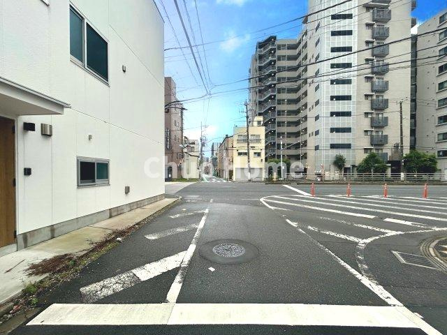 荒川区南千住2丁目中古住宅の前面道路含む現地写真|全面道路