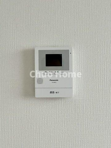 荒川区南千住2丁目中古住宅のセキュリティ|【モニターホン】誰が来たかすぐにわかるカラーモニター付きインターホン。通話ボタンを押すまでは室内の音は漏れていませんので相手を確かめてから応対できます。