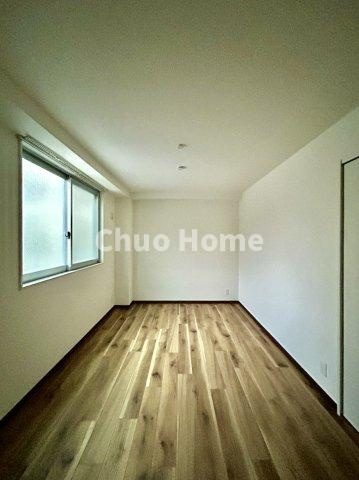 荒川区南千住2丁目中古住宅の寝室|【寝室】心と体をゆったりと安らげる主寝室。寝室のゆとりが大きい分だけ、暮らしの安らぎは深まります。一日の疲れを癒すだけでなく、ご夫婦の親密な語らいを紡ぎ出します