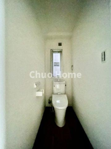 荒川区南千住2丁目中古住宅のトイレ|【トイレ×3】各階にトイレを設置。温水洗浄便座機能付きトイレ。温水洗浄便座は清潔にお使いいただくための大切なアイテムです。