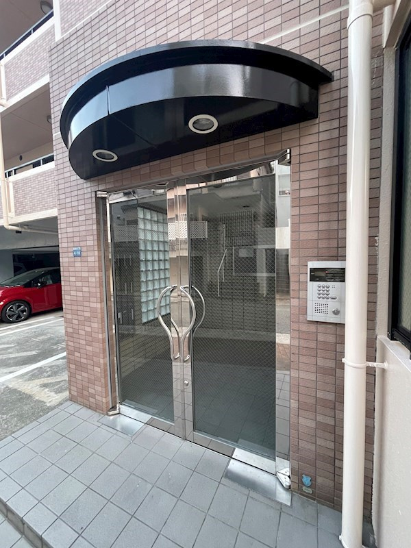 藤原マンションのエントランス