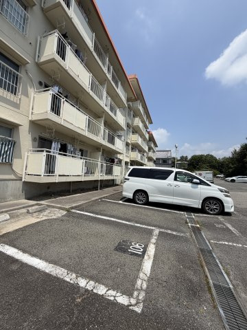 白川台藤ハイツの駐車場