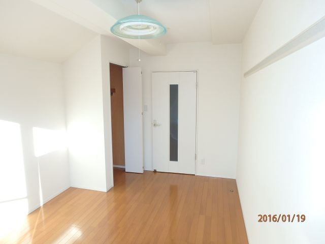 リーベル三井の洋室