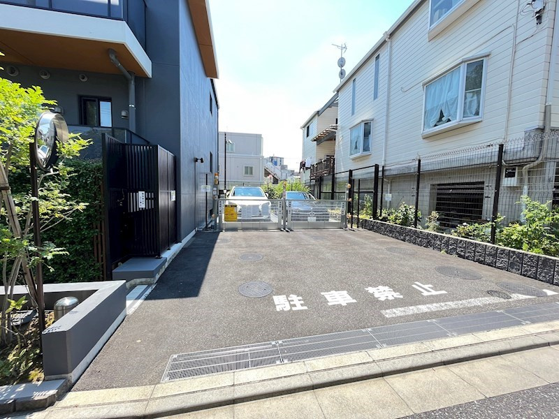 プレジリア柿の木坂の駐車場
