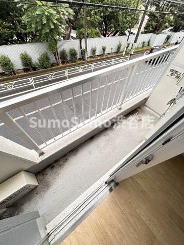 東ビルのバルコニー|暖かな日差しのふりそそぐバルコニー