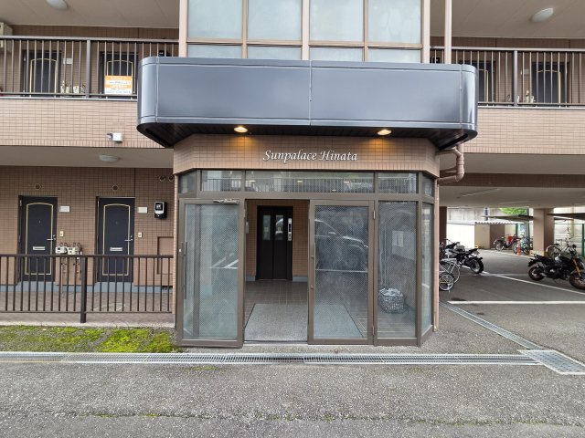 川崎市麻生区片平２丁目の賃貸マンションのエントランス