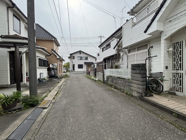 行田市持田　中古戸建の前面道路含む現地写真