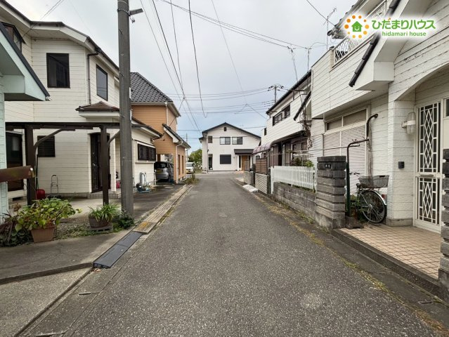 行田市持田　中古戸建の前面道路含む現地写真