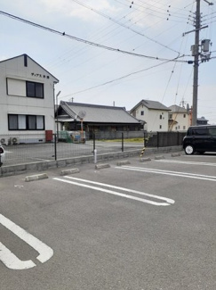 【駐車場】 | ガーデンハウス　フォレスター | 駐車場があるので、車を買う予定の方も安心です