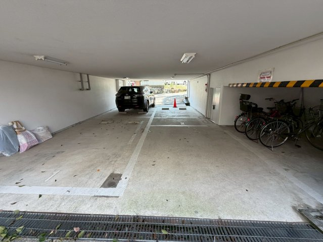 グランヴィラージュ逆瀬川の駐車場
