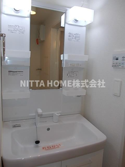 福知山市土師新町２丁目のアパートの洗面所|シャワー付きの洗面台朝の準備も楽々です♪