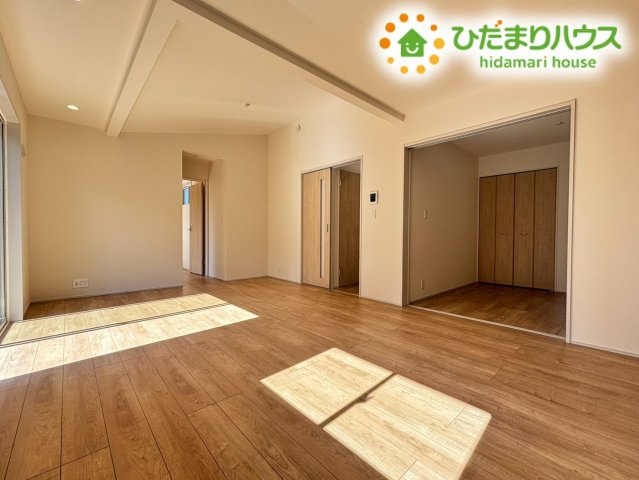 深谷市西島　新築一戸建て　ブルーミングガーデン　01の居間・リビング