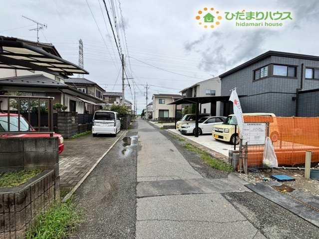 深谷市西島　新築一戸建て　ブルーミングガーデン　01の前面道路含む現地写真