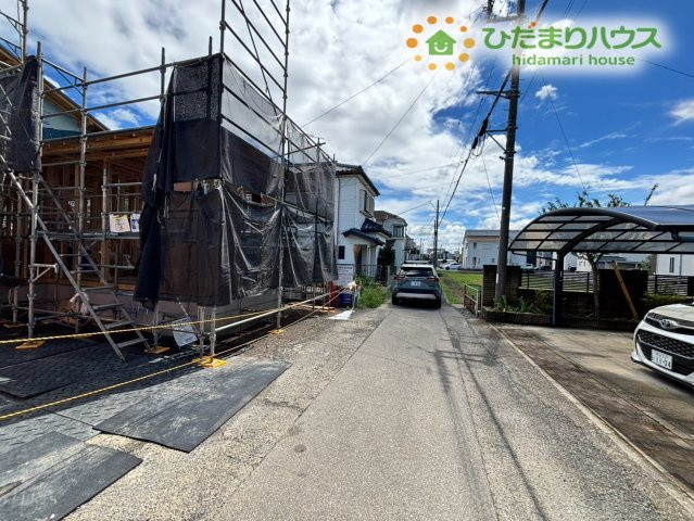深谷市西島　新築一戸建て　ブルーミングガーデン　01の前面道路含む現地写真