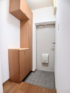 【玄関】 | リヴィエール岩出Ⅱ | 収納もある玄関です