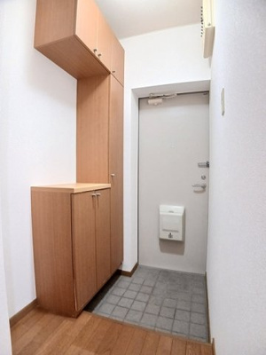 【玄関】 | リヴィエール岩出Ⅱ | 収納もある玄関です