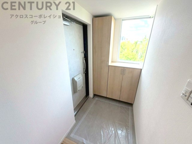 大きな玄関収納付きの玄関です　家族皆様の履物をしっかり収納できます
