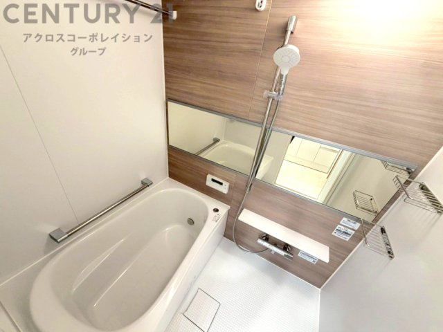 ユニットバスは省スペースでありながら、シンプルな設計と使いやすさを備え、簡便なメンテナンスが可能です。またミラー・小物置き場もあり便利です。