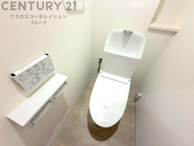 温水洗浄便座付トイレは温水洗浄機能により、暖かい水でおしりを洗浄することができ、冷たい水を使う従来の便座に比べ、温水洗浄機能で暖かいトイレを提供し、快適な使用を可能にします。
