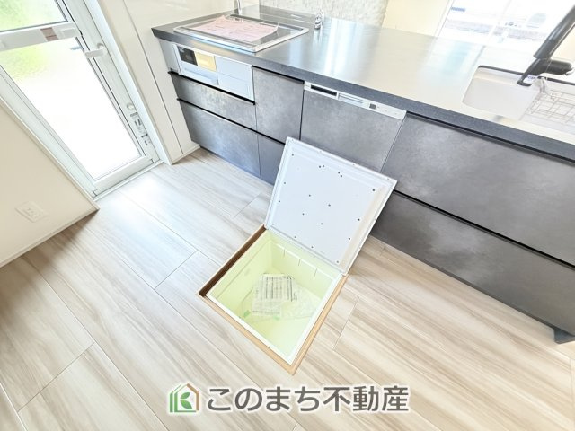 ブルーミングガーデン宇都宮市泉が丘7丁目2期の収納|キッチンには床下収納を備え、食品や日用品のストック収納に便利。すっきり片付く使い勝手の良い設備です。
