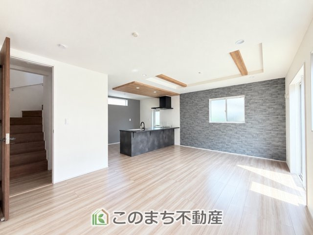 ブルーミングガーデン宇都宮市泉が丘7丁目2期の居間・リビング|開放感のある広々としたリビング☆家族みんなでゆったりくつろげます♪
南側から暖かな日差しが差し込みます♪キッチンからリビングの様子がよく見渡せます☆