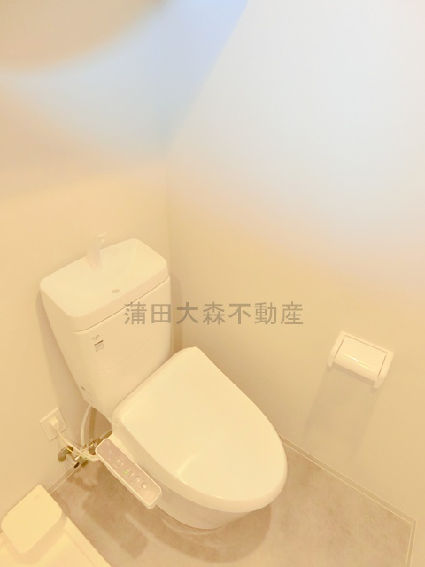 リクエスト東京西六郷のトイレ|吊戸棚収納と温水洗浄便座付きのトイレ