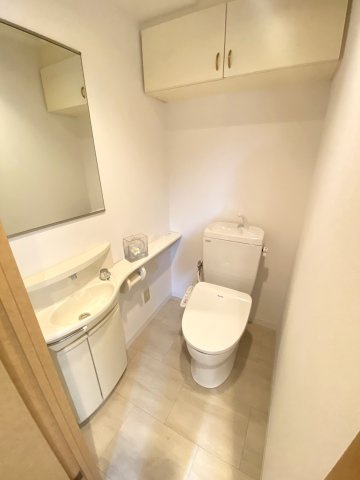 モナーク千波町ヒルズのトイレ|毎日使う空間と機能だから、いつまでも清潔なスペースであってほしいのがトイレです。掃除がしやすく、落ち着ける空間です。カウンター手洗いが便利です♪※トイレは新品交換済みです。