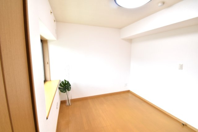 モナーク千波町ヒルズの洋室|収納付きの洋室。出窓があり南東面の光が入って明るい！