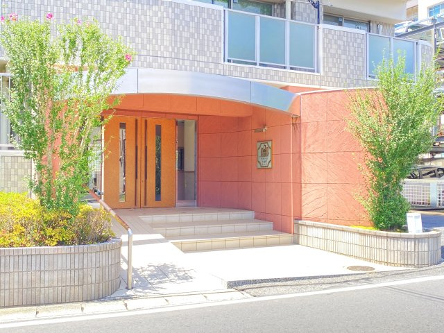 モナーク千波町ヒルズのエントランス|ちょっとお待ちいただくお客様にも失礼のない、シックなエントランス。オートロック付き、管理人室、宅配ボックスがございます。