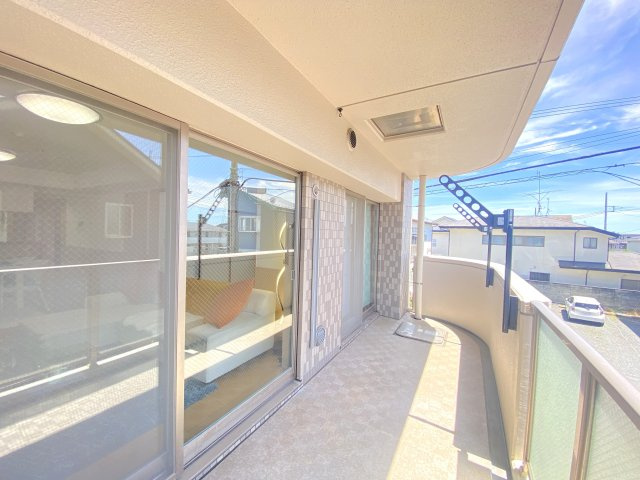 モナーク千波町ヒルズのバルコニー|広いマンションバルコニーは家庭菜園も可能です。トランクルームもあり、冬タイヤ等もしまっておけるスペースです。