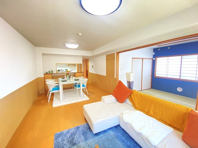 モナーク千波町ヒルズの居間・リビング|リビングからキッチン、和室まで適度な距離感で暮らし充実。ワイドなリビングの窓からもたくさんの光が入り会話が弾む空間です。