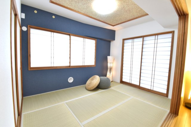 モナーク千波町ヒルズの和室|たっぷりの陽光差し込む和室！藍色のアクセントクロスでお洒落に♪収納スペースも充実。お布団や、お子様のおもちゃまでスッキリ片付きます。