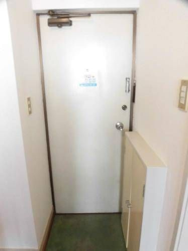 流山市大字東深井のアパートの玄関