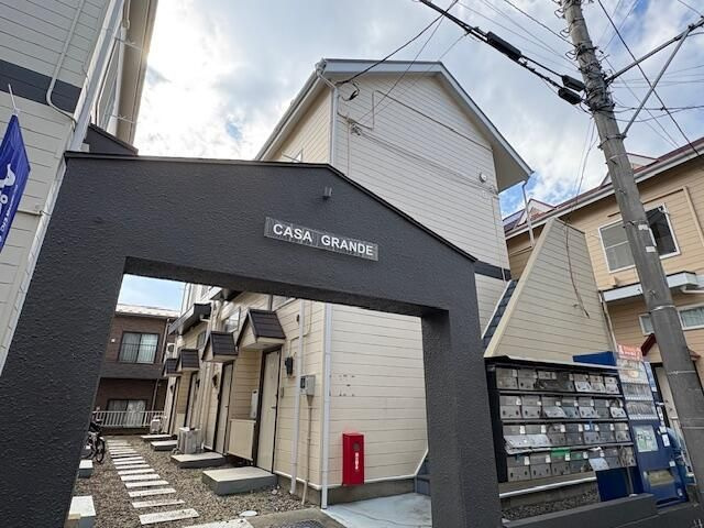 流山市大字東深井のアパートのエントランス