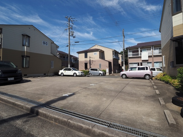 タウンハウス北別府1の駐車場