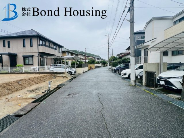LDK20帖以上確保　春日台2期2号棟　新築戸建の前面道路含む現地写真