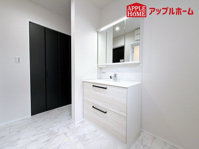 グリーンガーデン 大宮大和田の独立洗面台|三面鏡付きの洗面化粧台ですので、たっぷりと収納いただけます。白を基調とした清潔感のある快適空間です。毎日の身支度も気持ち良くお使い頂けます！！