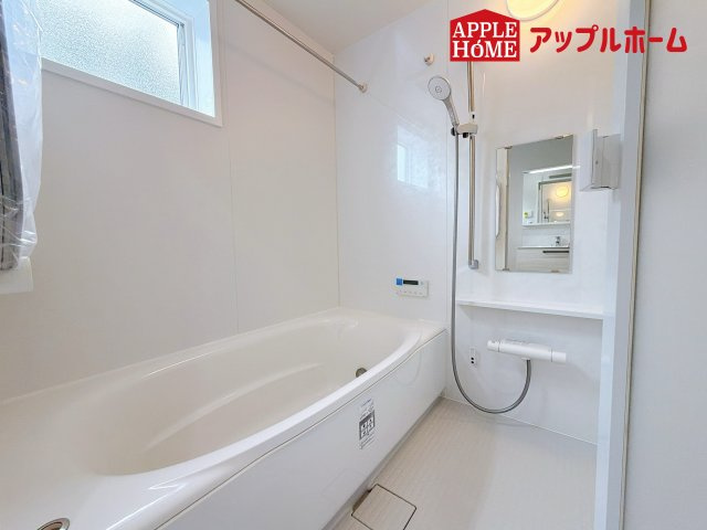グリーンガーデン 大宮大和田の浴室|窓付きのバスルームは、採光もあり明るく気持ちの良い空間です。窓があることで、換気環境も良好。掃除もスムーズに出来ます