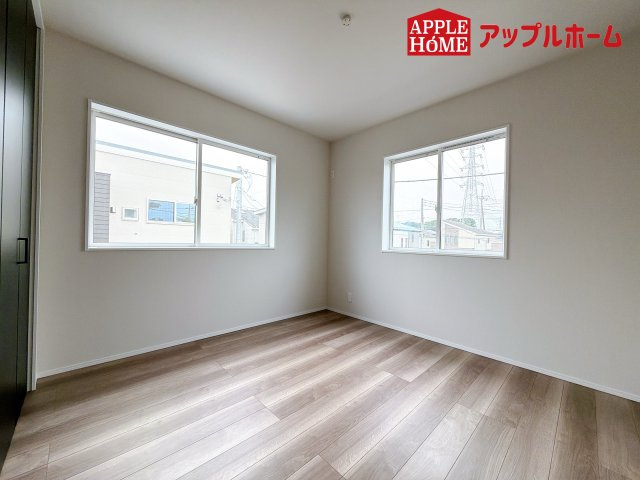グリーンガーデン 大宮大和田の洋室|充分な広さの収納を備え、風通しも良く、大変居心地の良い採光良好な洋室は、快適空間。プライベートの時間もゆったりお寛ぎ頂けそうですね！