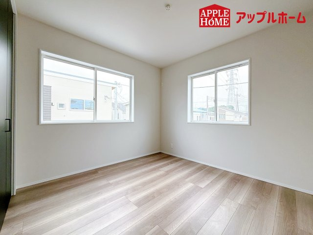 グリーンガーデン 大宮大和田の洋室|充分な広さの収納を備え、風通しも良く、大変居心地の良い採光良好な洋室は、快適空間。プライベートの時間もゆったりお寛ぎ頂けそうですね！