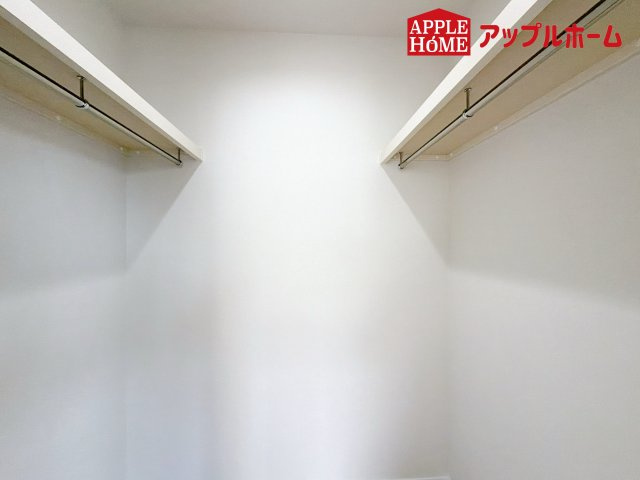 グリーンガーデン 大宮大和田の収納|お洋服を大切にされる方に大変喜ばれる、ウォークインクローゼット。お洋服以外にも掃除機やスーツケースなどを一箇所に集約できるのは魅力ですね！扉が一箇所ですので、お部屋の見た目にもスッキリ！