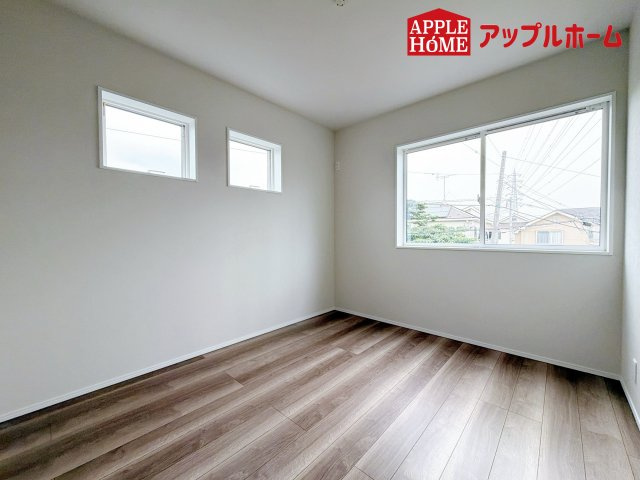 グリーンガーデン 大宮大和田の洋室|クローゼット付きの洋室は、収納スペースが豊富で部屋全体がすっきりと片付きやすいのが特徴です。衣類や荷物を整理しやすく、生活感を抑えた洗練された空間を保てます。