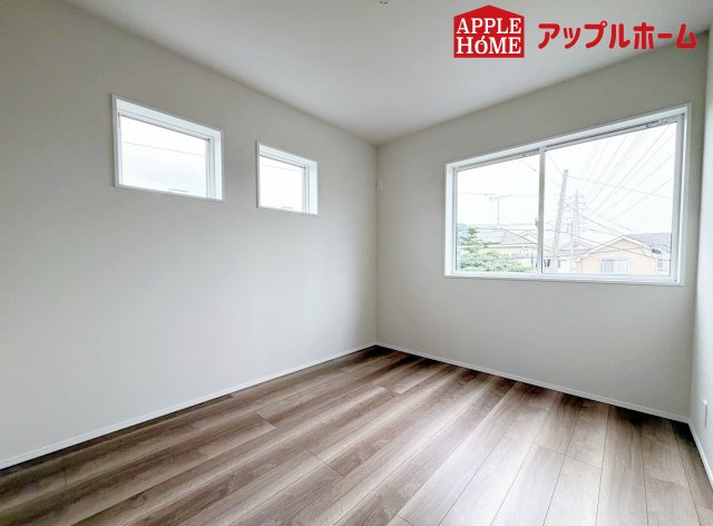 グリーンガーデン 大宮大和田の洋室|クローゼット付きの洋室は、収納スペースが豊富で部屋全体がすっきりと片付きやすいのが特徴です。衣類や荷物を整理しやすく、生活感を抑えた洗練された空間を保てます。