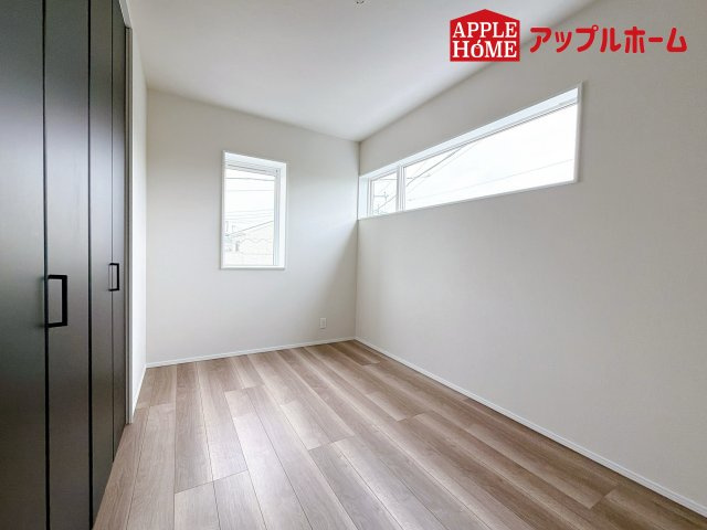 グリーンガーデン 大宮大和田の洋室|クローゼット付きの洋室は、収納スペースが豊富で部屋全体がすっきりと片付きやすいのが特徴です。衣類や荷物を整理しやすく、生活感を抑えた洗練された空間を保てます。