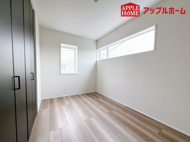 グリーンガーデン 大宮大和田の洋室|クローゼット付きの洋室は、収納スペースが豊富で部屋全体がすっきりと片付きやすいのが特徴です。衣類や荷物を整理しやすく、生活感を抑えた洗練された空間を保てます。