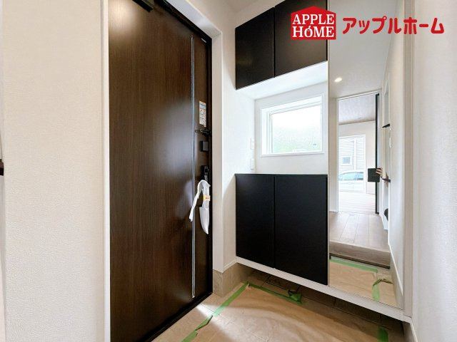 グリーンガーデン 大宮大和田の玄関|明るくて清潔感溢れる玄関。下駄箱収納付きです♪散らかりがちな玄関もすっきりと片付きます。